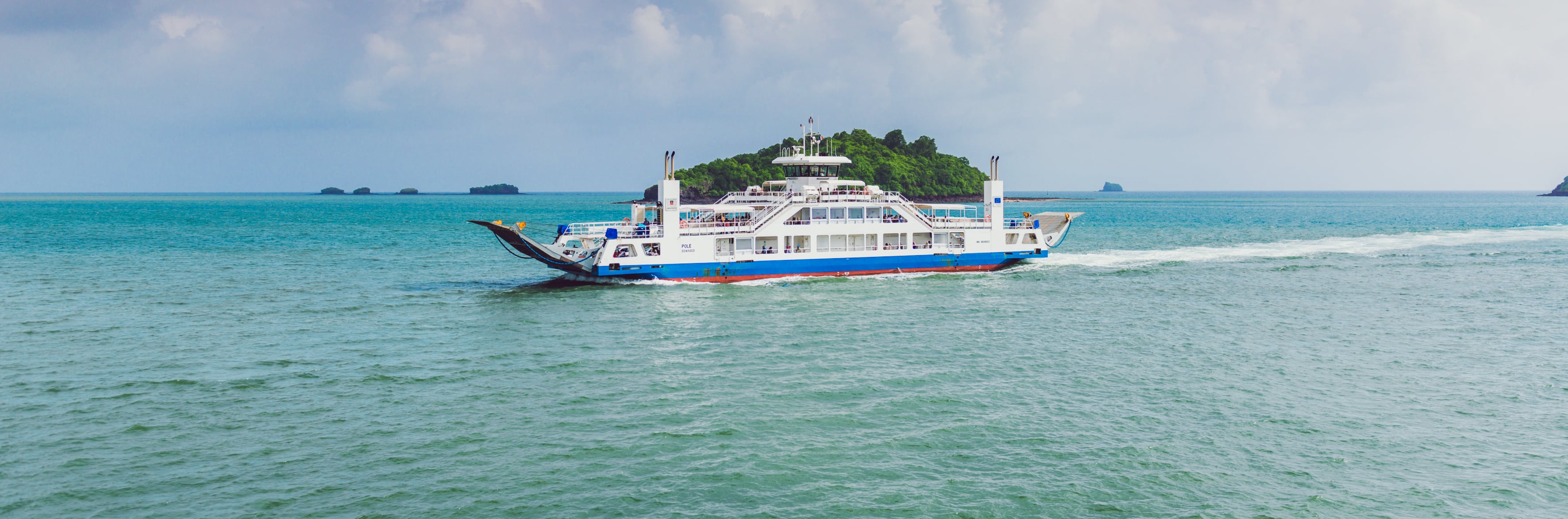 La barge Polé naviguant sur le lagon de Mayotte, entre Petite-Terre et Grande-Terre